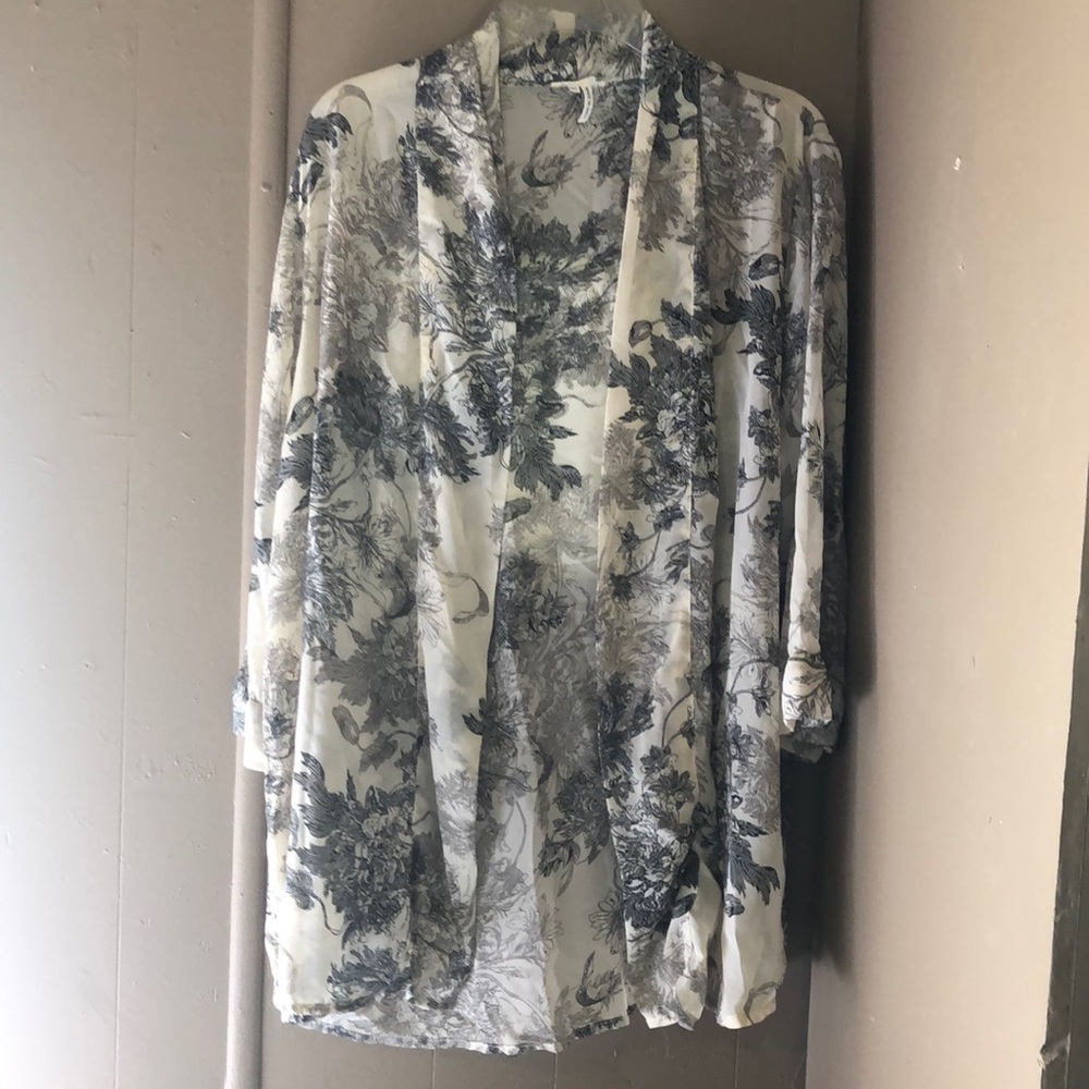 🌊Light weight mid sleeve kimono.🌊